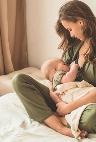 Jeune maman qui allaite son bébé
