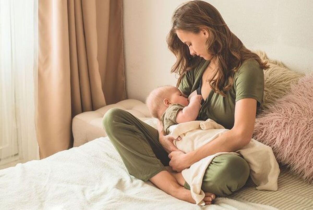 Jeune maman qui allaite son bébé